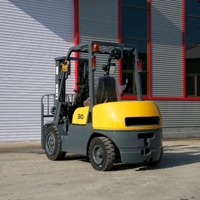 3.0 Ton Four Wheel Diesel Forklift Truck with Min. Turning Radius of 2470mm