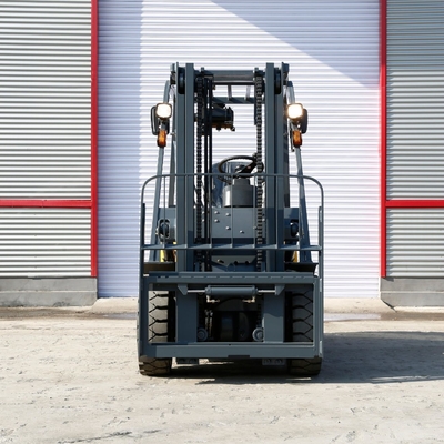 3.0 Ton Four Wheel Diesel Forklift Truck with Min. Turning Radius of 2470mm