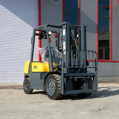 3.0 Ton Four Wheel Diesel Forklift Truck with Min. Turning Radius of 2470mm