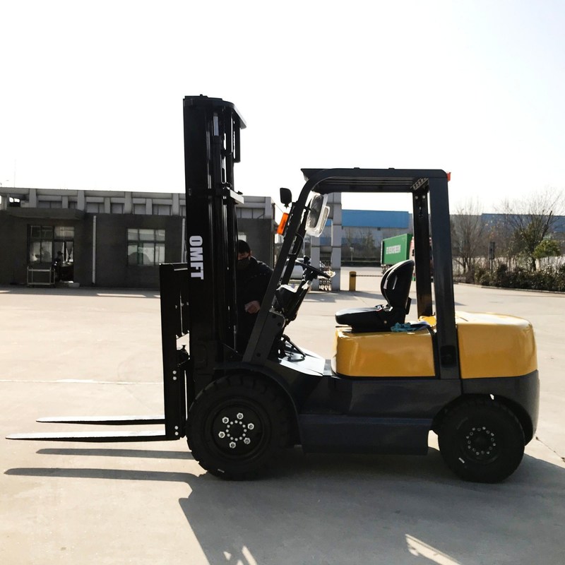 Isuzu C240 Engine 3 Ton Steel and Rubber Counterbalanced Diesel Forklift Truck CPCD30