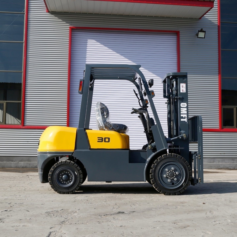 3.0 Ton Four Wheel Diesel Forklift Truck with Min. Turning Radius of 2470mm