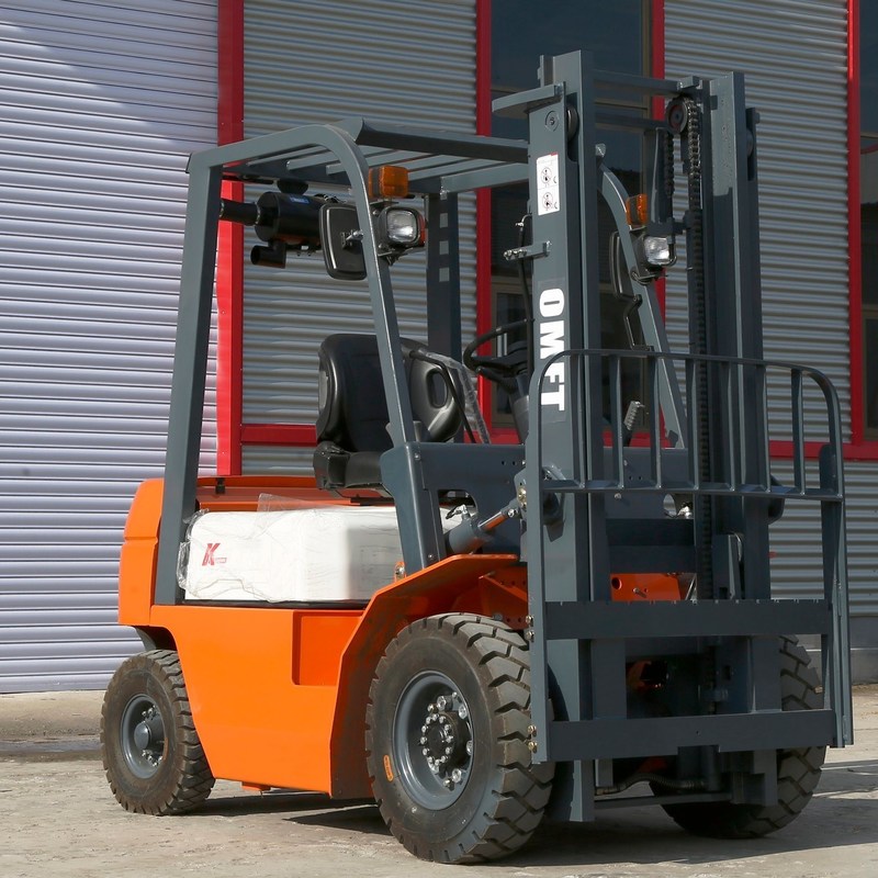 2.5 Ton Diesel Forklift Truck with Steel and Rubber Materials Min. Turning Radius 2280mm